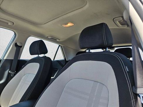 Used 2025 Hyundai Venue SEL FWD image 12