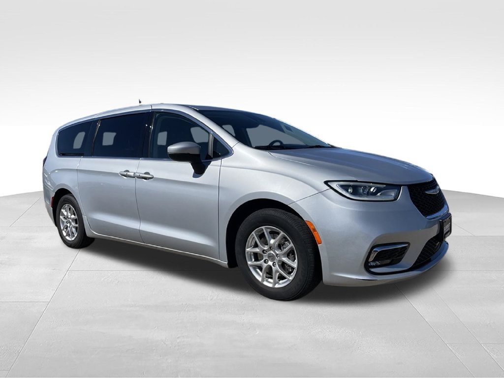 Used 2023 Chrysler Pacifica Touring-L FWD image 2