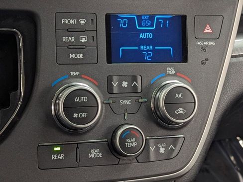 Used 2020 Toyota Sienna SE image 27