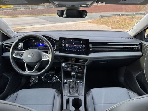 Used 2025 Volkswagen Jetta SE image 28