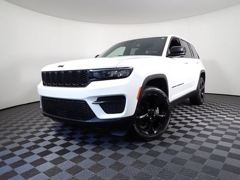Used 2023 Jeep Grand Cherokee Altitude AWD/4WD image 2