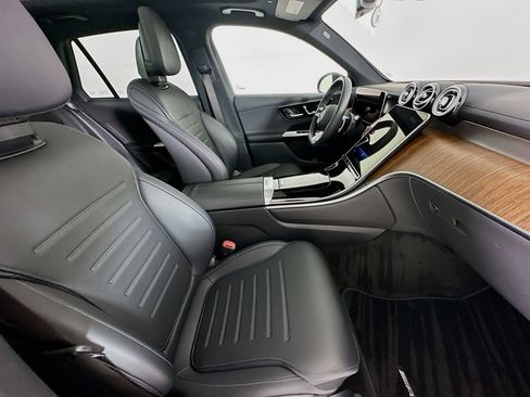 Used 2025 Mercedes-Benz GLC 300 4MATIC image 31