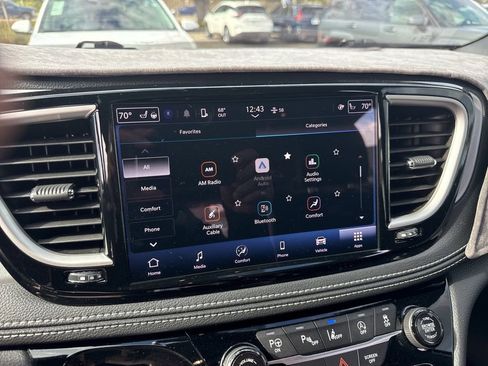 Used 2024 Chrysler Pacifica Touring-L w/ S Appearance Package image 4