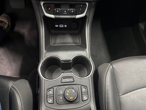 Used 2022 GMC Terrain SLT w/ Infotainment Package II AWD/4WD image 16