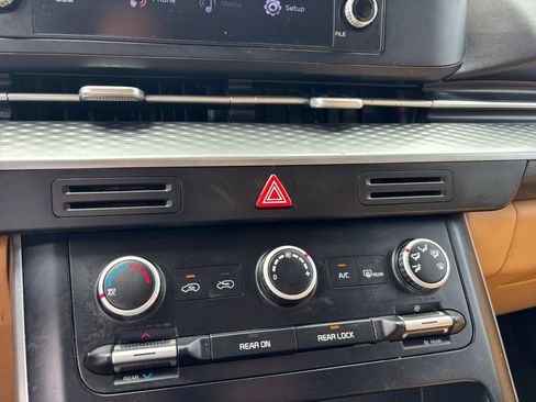 Used 2022 Kia Carnival LX FWD image 28