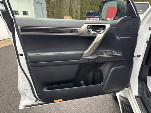 Used 2020 Lexus GX 460 Premium w/ Premium Package image 16