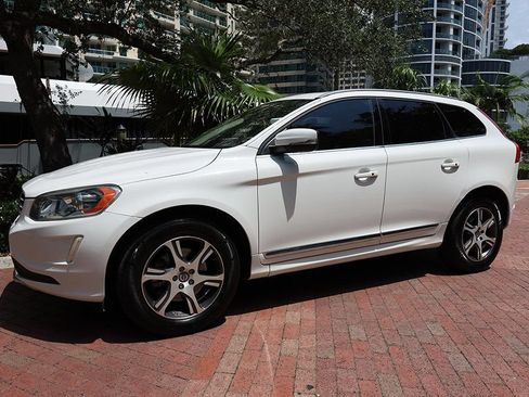 Used 2015 Volvo XC60 T6 w/ Proximity Package AWD/4WD image 16