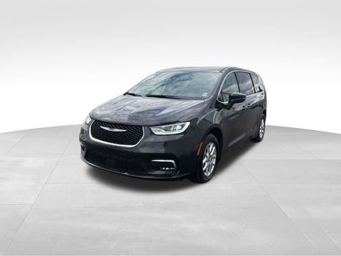 Used 2023 Chrysler Pacifica Touring-L FWD image 3