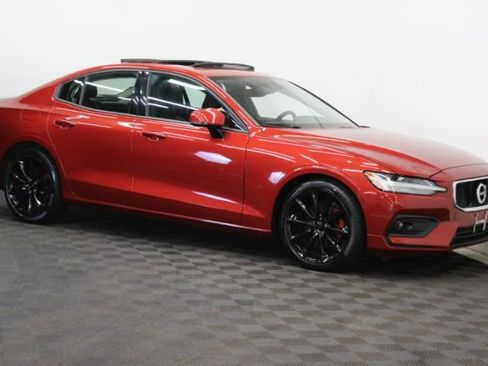 Used 2021 Volvo S60 T5 Momentum FWD image 1