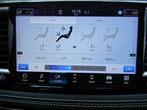 Used 2025 Chrysler Pacifica Limited FWD image 13