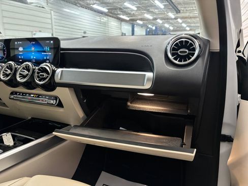 Used 2021 Mercedes-Benz GLB 250 4MATIC image 29