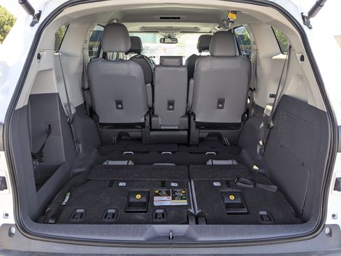 Used 2024 Toyota Sienna XLE FWD image 35