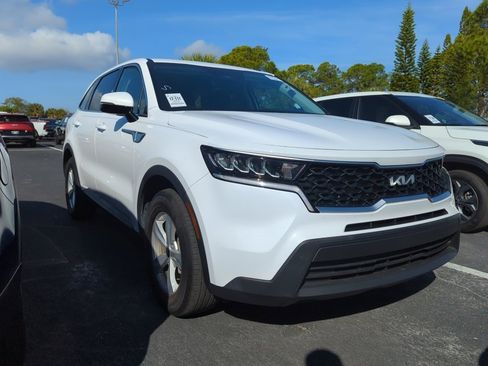 Used 2023 Kia Sorento LX image 2