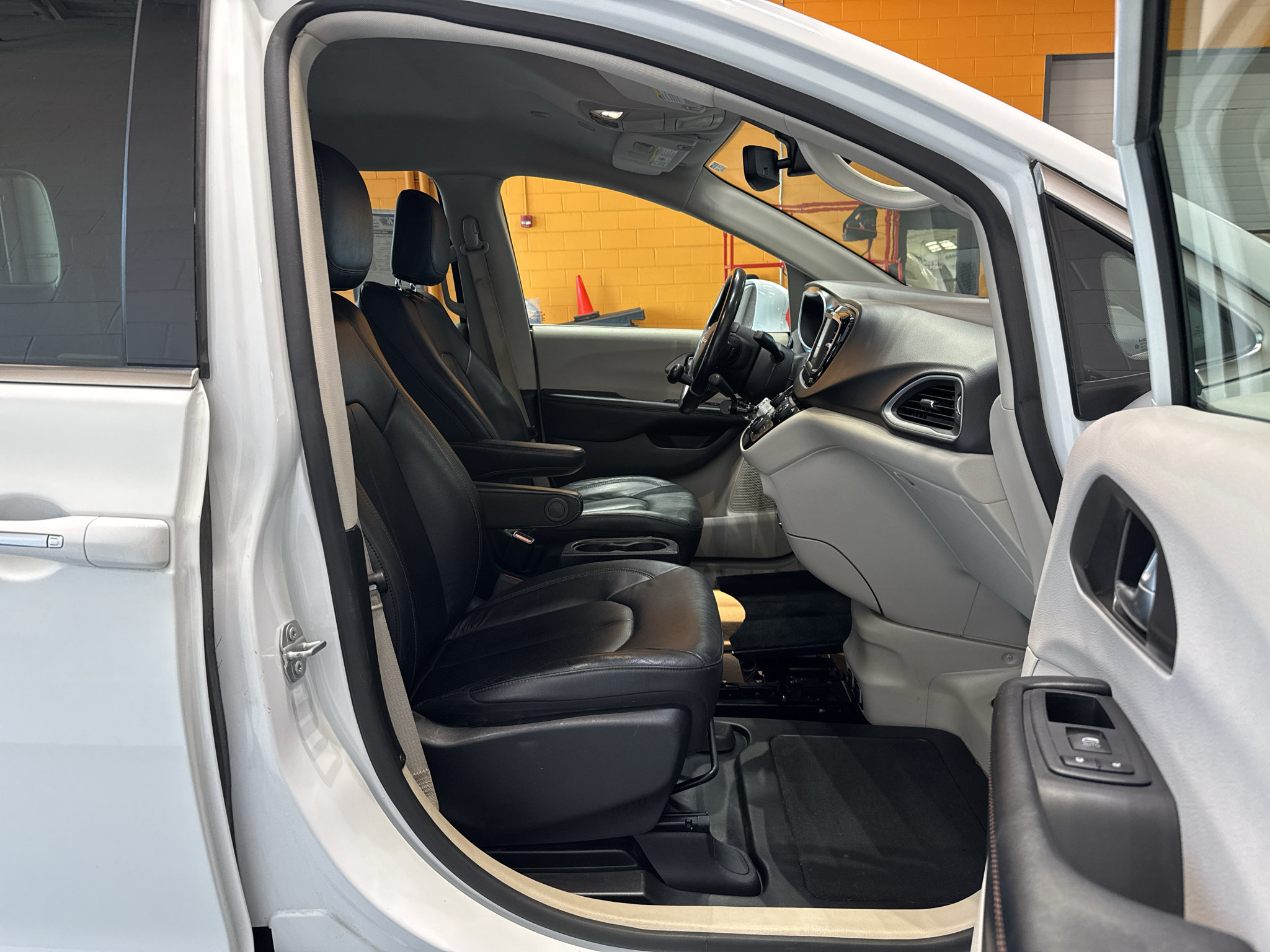Used 2020 Chrysler Pacifica Touring-L FWD image 19