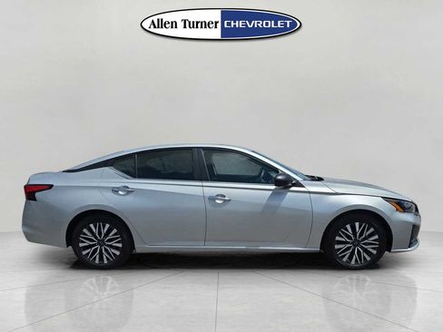 Used 2024 Nissan Altima 2.5 SV FWD image 3
