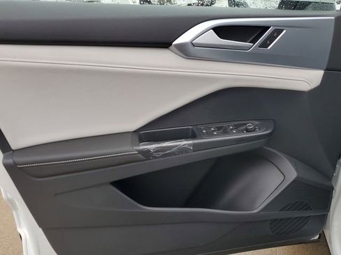 New 2026 Volkswagen Taos SE image 18