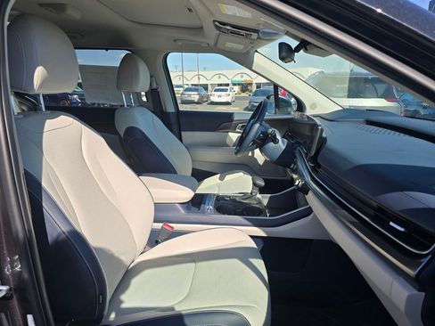 New 2025 Kia Carnival SX Prestige FWD image 10