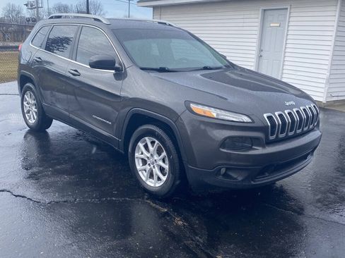 Used 2016 Jeep Cherokee Latitude w/ Cold Weather Group AWD/4WD image 3