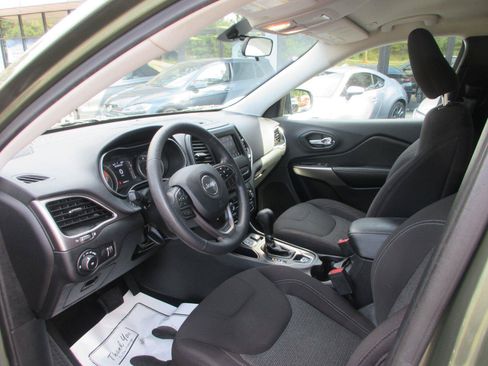 Used 2019 Jeep Cherokee Latitude w/ Popular Appearance Group FWD image 9