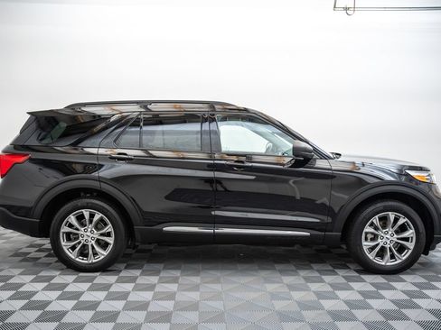 Used 2023 Ford Explorer XLT w/ Equipment Group 202A AWD/4WD image 4