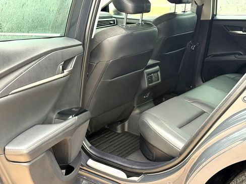 Used 2025 Toyota Camry XLE image 23