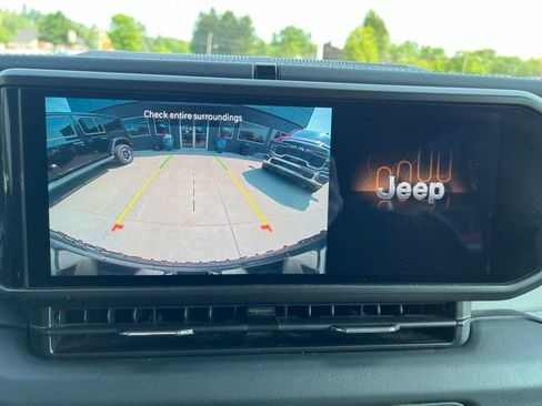 Used 2024 Jeep Wrangler Unlimited Sahara AWD/4WD image 24