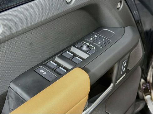 Certified 2025 Land Rover Defender 110 X-Dynamic SE AWD/4WD image 18