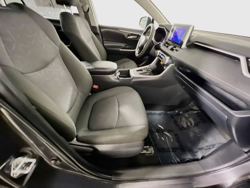 Used 2025 Toyota RAV4 XLE FWD image 31