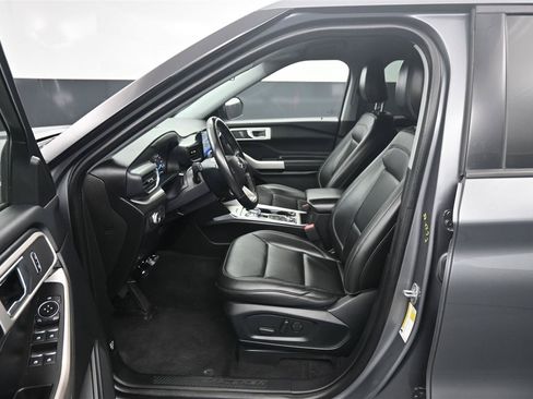 Used 2022 Ford Explorer XLT w/ Equipment Group 202A AWD/4WD image 11