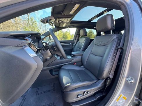 Certified 2025 Cadillac XT5 Premium Luxury image 8