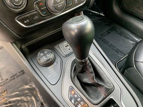 Used 2019 Jeep Cherokee Trailhawk w/ Cold Weather Group image 15