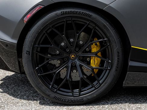 Used 2025 Lamborghini Revuelto AWD/4WD image 18