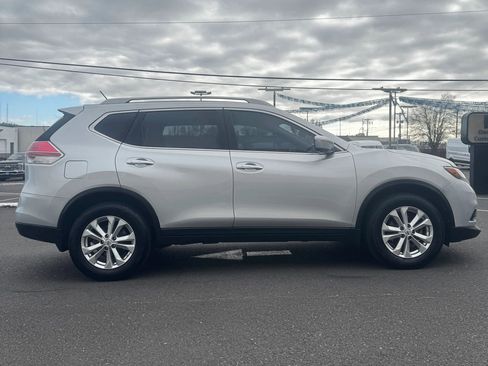 Used 2015 Nissan Rogue SV w/ SV Premium Package FWD image 3