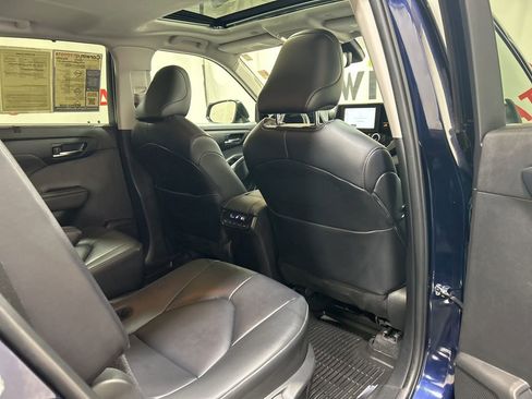 Used 2024 Toyota Highlander AWD image 15