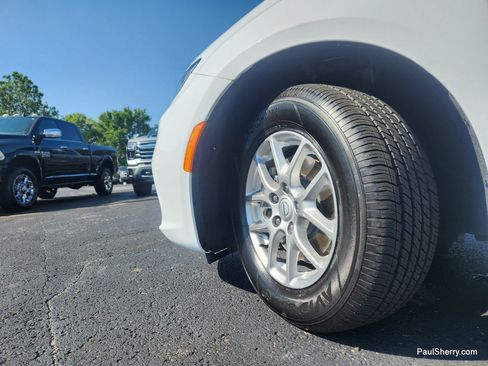 Used 2026 Chrysler Pacifica Select FWD image 32