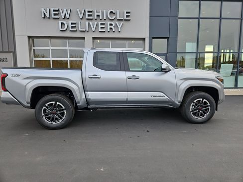 Used 2025 Toyota Tacoma TRD Sport image 9