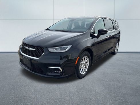 Certified 2023 Chrysler Pacifica Touring-L image 2