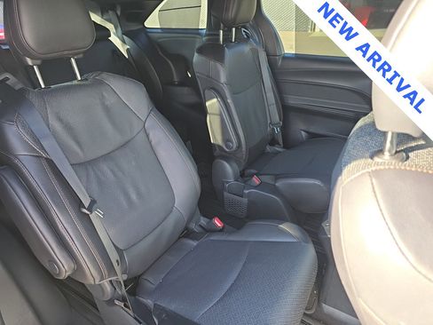 Used 2025 Toyota Sienna Platinum image 49