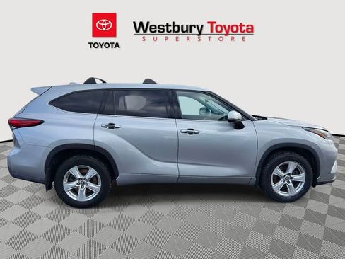 Used 2021 Toyota Highlander LE image 3