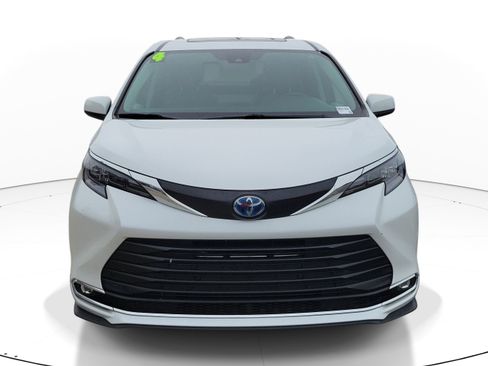 Used 2024 Toyota Sienna XLE FWD image 2