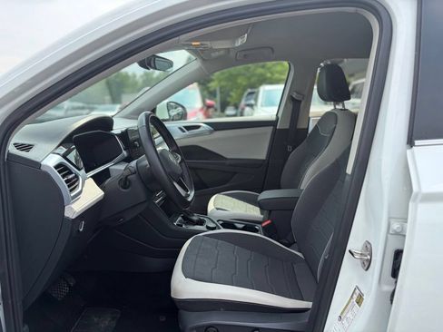 Used 2025 Volkswagen Taos SE AWD/4WD image 19
