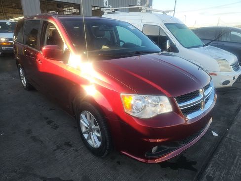 Used 2019 Dodge Grand Caravan SXT image 4