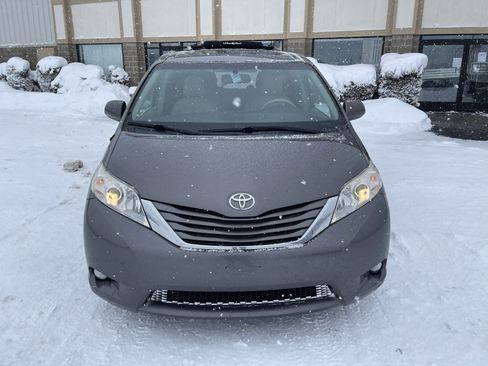 Used 2014 Toyota Sienna XLE image 9