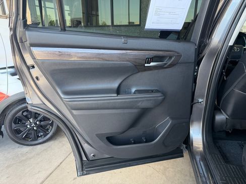 Used 2021 Toyota Highlander Limited FWD image 28