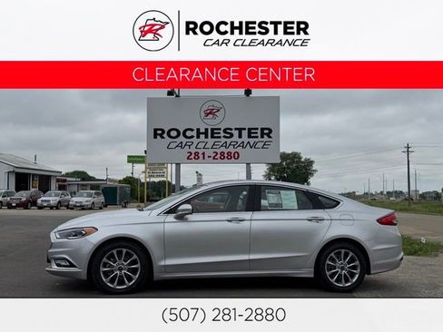 Used 2017 Ford Fusion SE w/ Fusion SE Technology Package FWD image 1