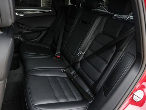 Used 2025 Porsche Macan image 32