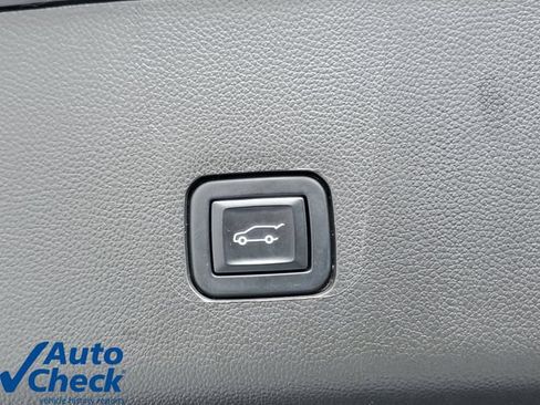 Used 2023 Chevrolet Traverse LT w/ Rear Camera Mirror Package FWD image 11