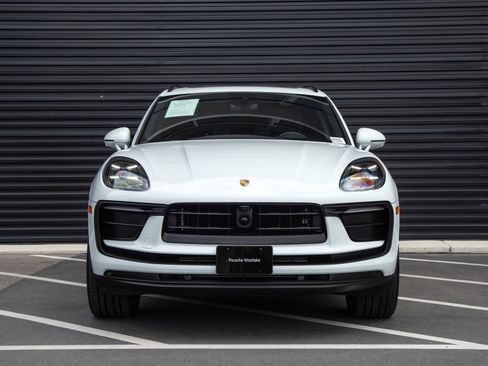 Certified 2026 Porsche Macan AWD/4WD image 6
