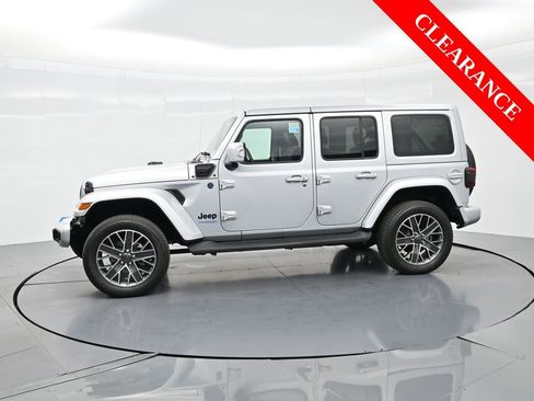 Used 2022 Jeep Wrangler Unlimited Sahara AWD/4WD image 12