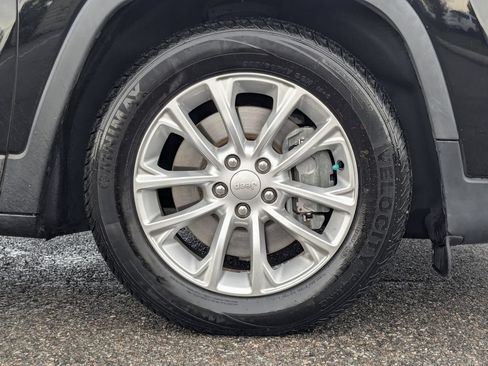 Used 2019 Jeep Cherokee Latitude w/ Popular Appearance Group FWD image 13